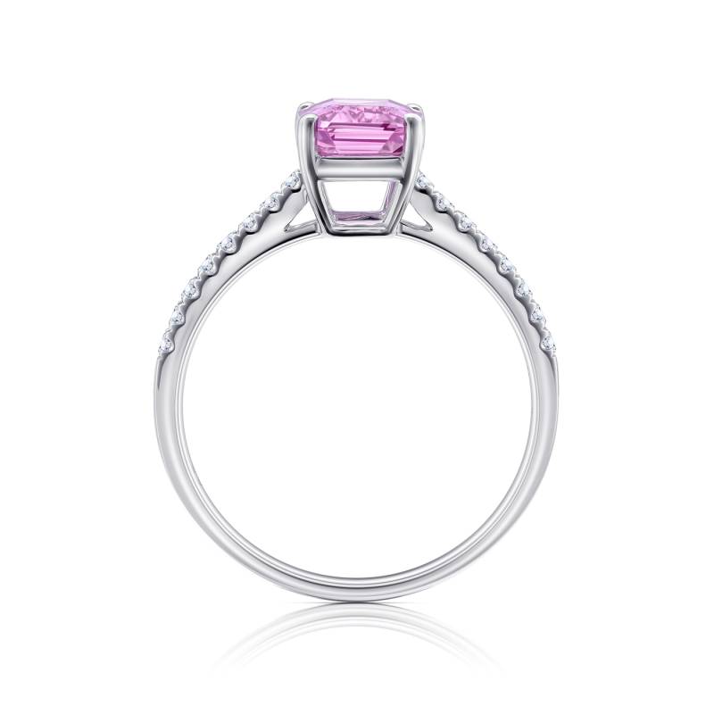 Anillo con zafiro de color pùrpura acompañado de diamantes en el brazo y realizado en oro blanco de 18k foto en vertical