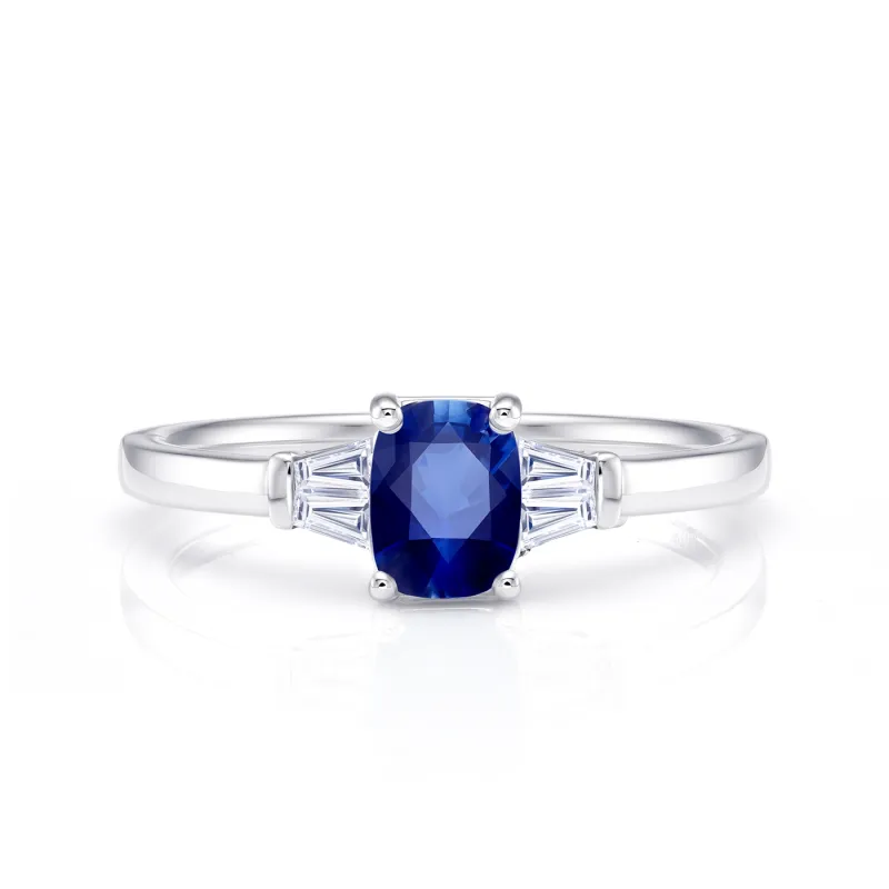 Anillo de oro de 18 kilates con zafiro azul Royan de 1.47 cts y  diamantes 0.17 cts