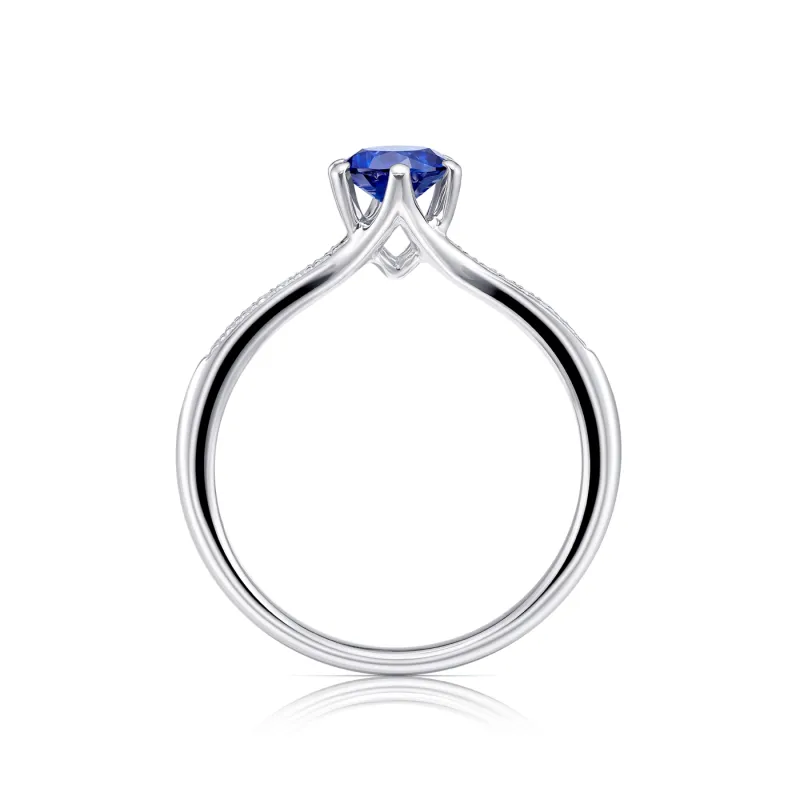 foto de Anillo de oro blanco de 18k con zafiro azul de 0.46 cts y diamantes de peso  0.06 cts
