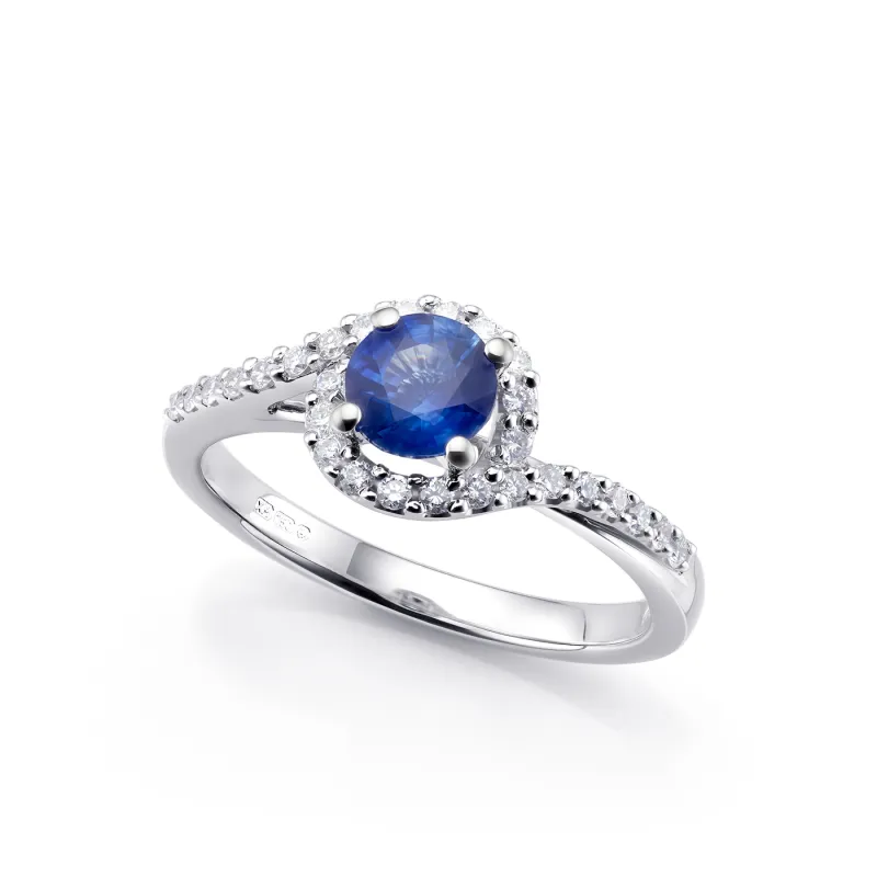 imagen de Sortija en oro blanco e 18K con zafiro azul natural para mujer con brillantes engastados en el brazo