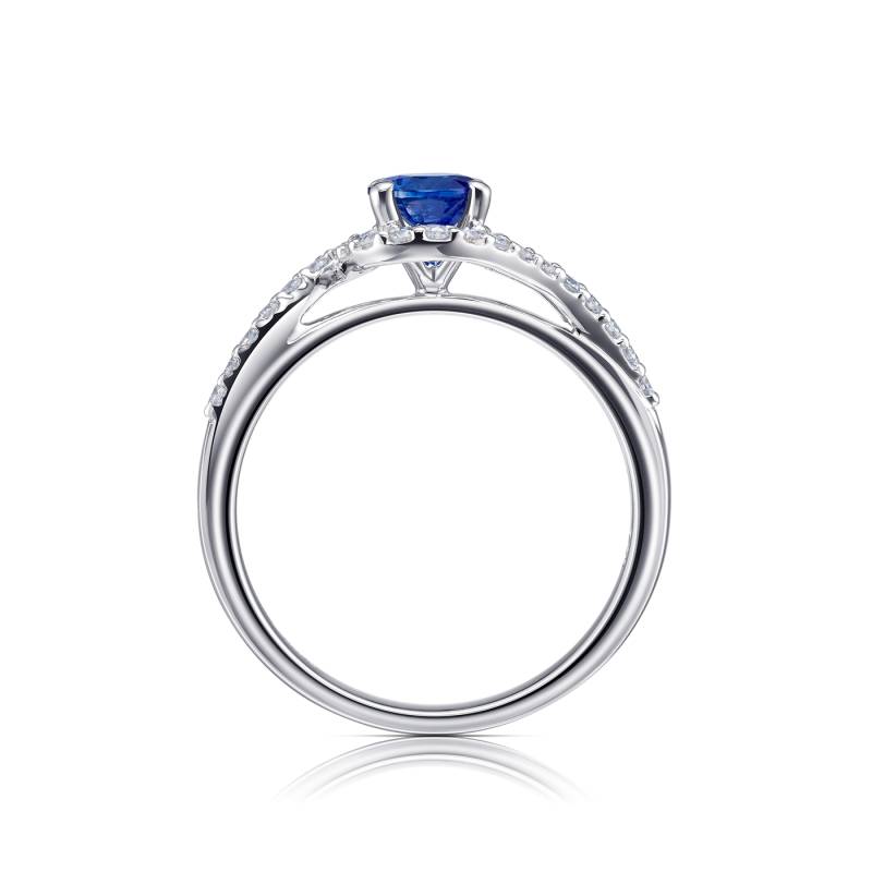 Elegante Anillo en oro blanco y orla de brillantes realizado con un zafiro y diamantes - Jorge Juan Joyeros