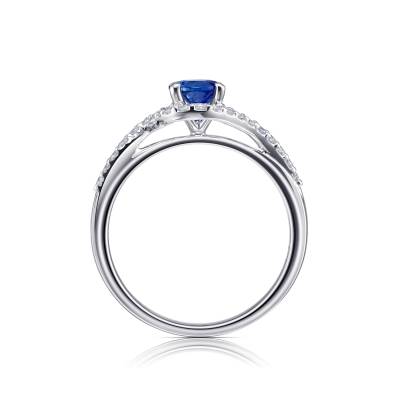 Elegante Anillo en oro blanco y orla de brillantes realizado con un zafiro y diamantes - Jorge Juan Joyeros