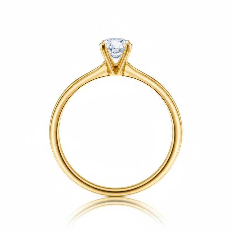anillo de oro amarillo con diamante talla brillante en mano