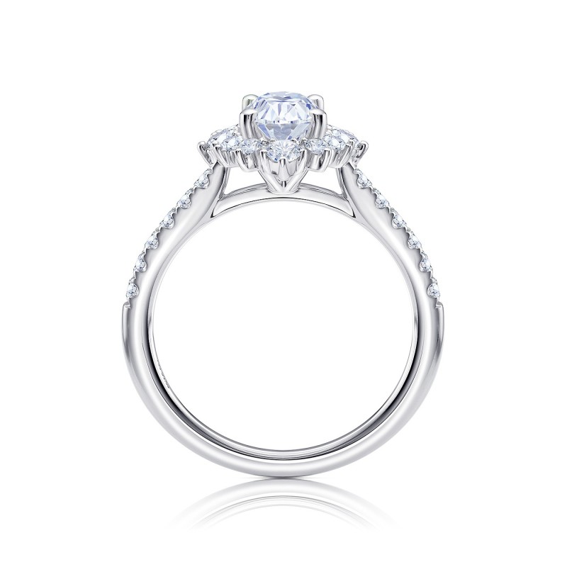 Anillo Oval con orla imperial de brillantes