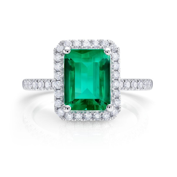 Sortija de oro 18K con esmeralda de 2.22 cts y 42 brillantes. Diseño de alta joyería en estilo clásico