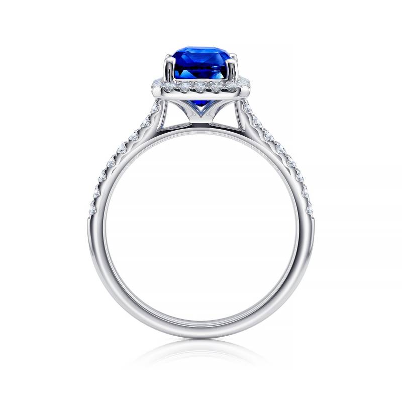 Anillo con zafiro azul clásico Royal en oro blanco y diamantes en orla rodeando la gema central, Jorge Juan Joyeros, Madrid