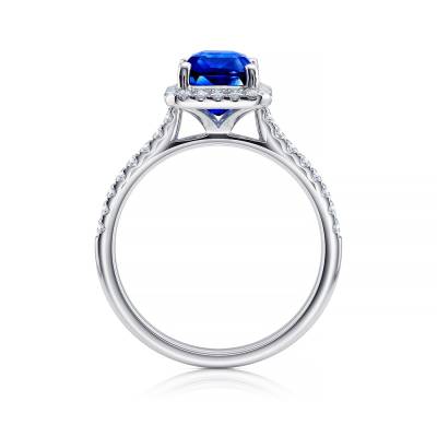 Anillo con zafiro azul clásico Royal en oro blanco y diamantes en orla rodeando la gema central, Jorge Juan Joyeros, Madrid