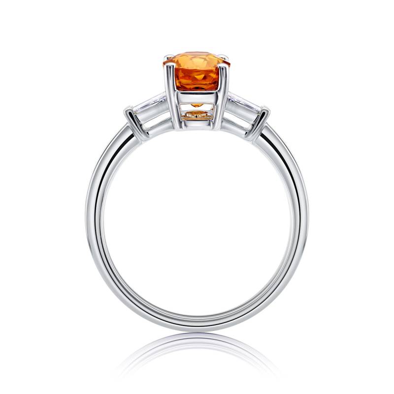 Foto vertical de Anillo de oro blanco con diamantes y zafiro naranja de exquisito color miel, una joya perfecta