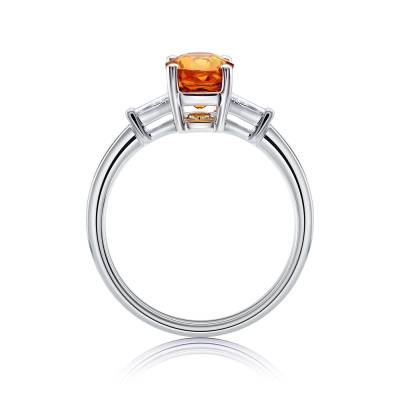 Foto vertical de Anillo de oro blanco con diamantes y zafiro naranja de exquisito color miel, una joya perfecta