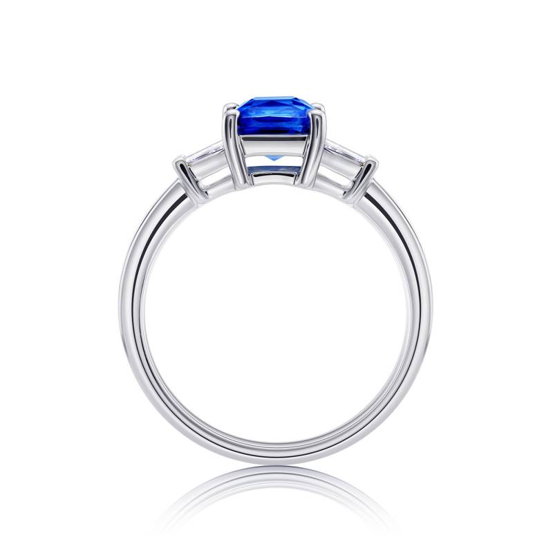 Anillo con zafiro azul terciopelo de caracter elegante y dos diamantes, joya realizada por Jorge Juan Joyeros - Madrid