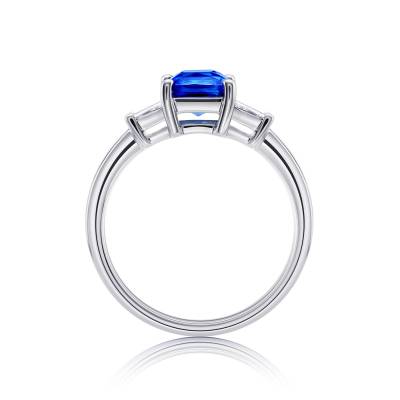 Anillo con zafiro azul terciopelo de caracter elegante y dos diamantes, joya realizada por Jorge Juan Joyeros - Madrid