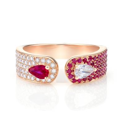 Anillo realizado en oro rosa de 18K con dos peras de rubí y diamante con pave de brillantes y rubíes