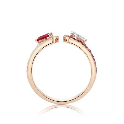 Imágen vertidical de Anillo realizado en oro rosa de 18K con dos peras de rubí y diamante con pave de brillantes y rubíes