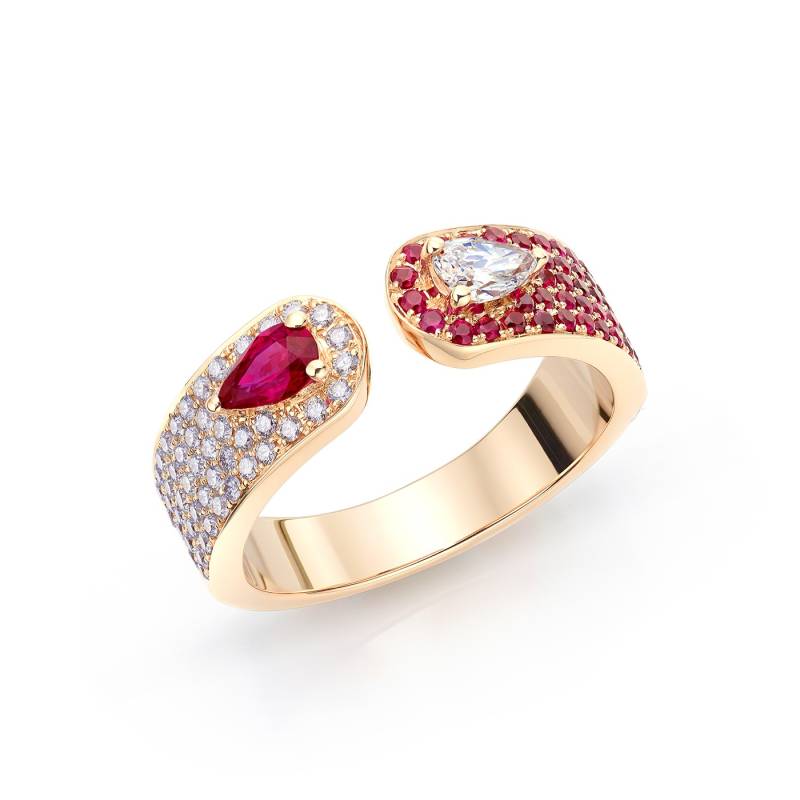 Imagen lateral de Anillo realizado en oro rosa de 18K con dos peras de rubí y diamante con pave de brillantes y rubíes