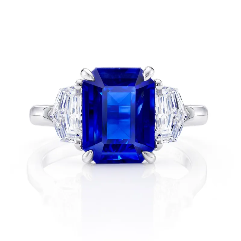 Anillo de oro blanco de 18K con zafiro Royal Blue de más de 4 cts con dos diamantes a los lados