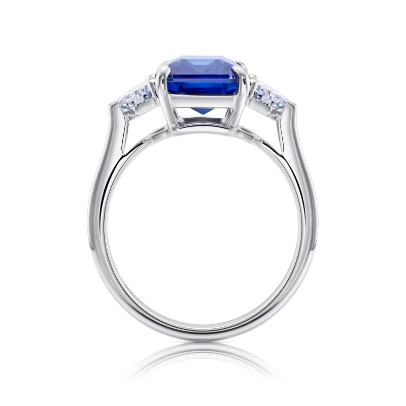 foto de Anillo de oro blanco de 18K con zafiro Royal Blue de más de 4 cts con dos diamantes a los lados