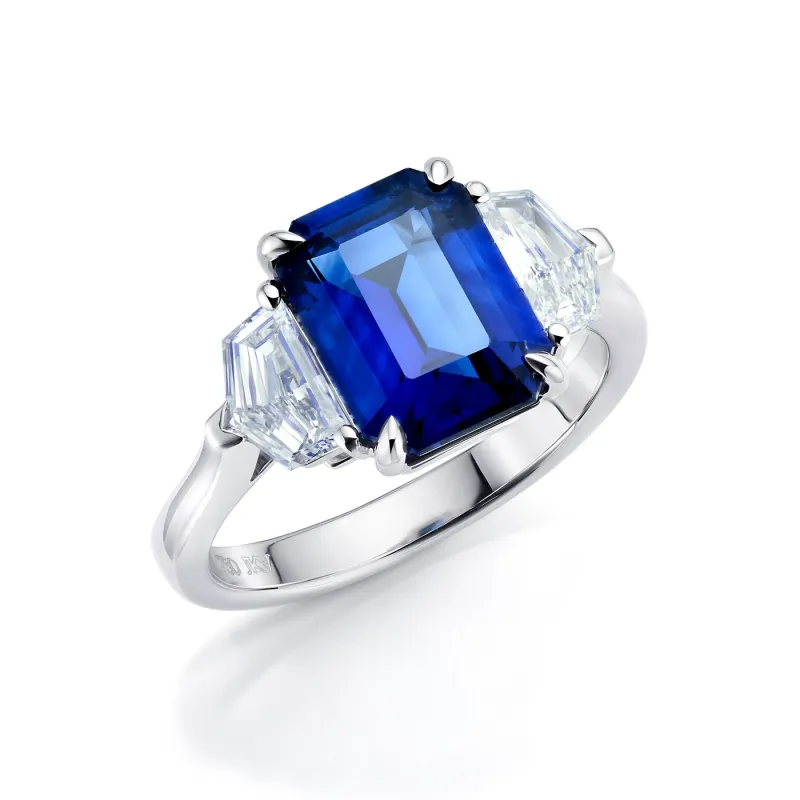 Imagen Anillo de oro blanco de 18K con zafiro Royal Blue de más de 4 cts con dos diamantes a los lados