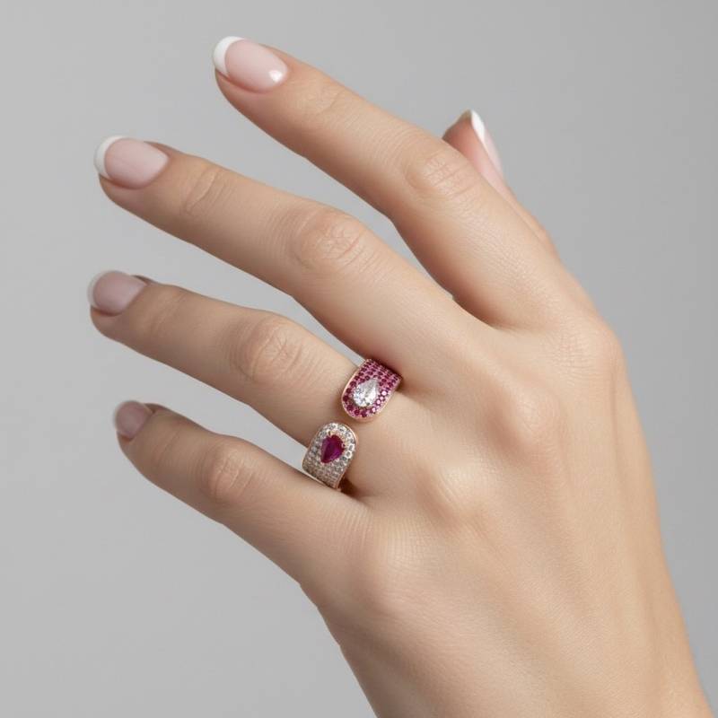 Imagen de Anillo realizado en oro rosa de 18K con dos peras de rubí y diamante con pave de brillantes y rubíes en mano