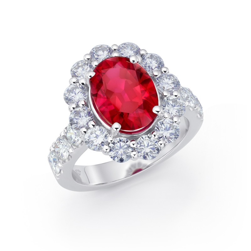 "Red Beauty" Rubí oval y Brillantes en oro blanco 18K