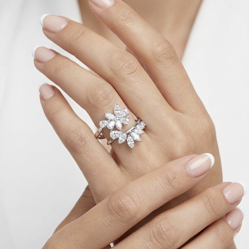 Sortija "Flowers" con Diamantes talla Fantasía en oro blanco