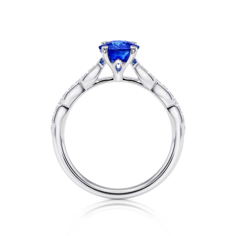 Foto de perspectiva de Anillo de oro 18K con zafiro oval de 1.19 ct y 18 Brillantes de 0.14 ct GVS | Jorge Juan Joyeros - Madrid