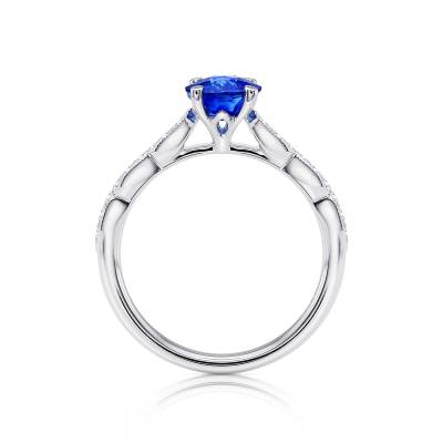 Foto de perspectiva de Anillo de oro 18K con zafiro oval de 1.19 ct y 18 Brillantes de 0.14 ct GVS | Jorge Juan Joyeros - Madrid