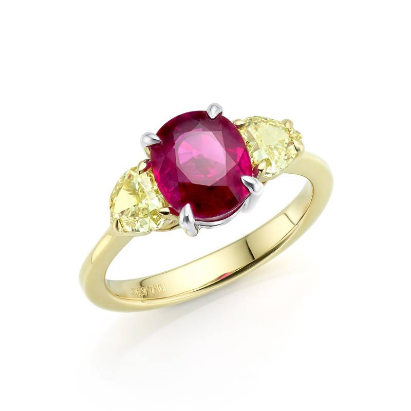 Imagen de Anillo de oro blanco y amarillo 18K con rubí Oval de Grado AA y dos Diamantes Amarillos Fancy: 0.84 ct