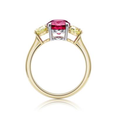 Imagen vertical de Anillo de oro blanco y amarillo 18K con rubí Oval de Grado AA y dos Diamantes Amarillos Fancy: 0.84 ct