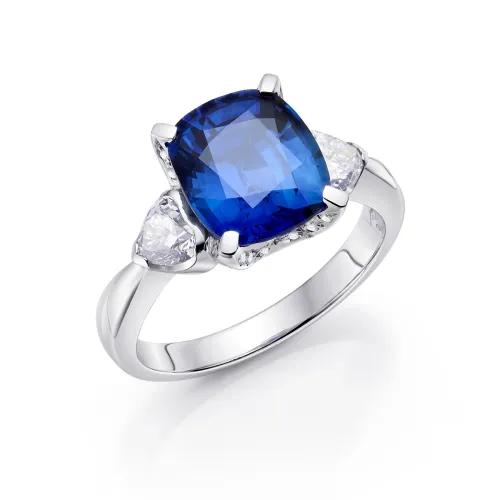 Foto Sortija en oro blanco con zafiro natural Royal blune talla cushion de 3.84 cts y dos diamantes a los lados de 0.55 cts