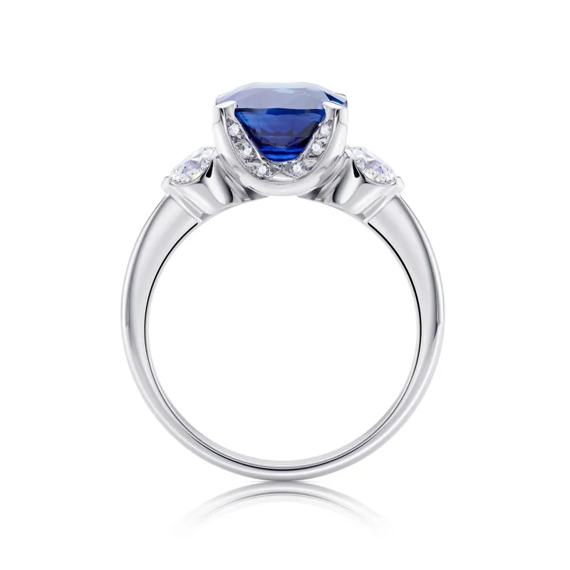 imagen Sortija en oro blanco con zafiro natural Royal blune talla cushion de 3.84 cts y dos diamantes a los lados de 0.55 cts