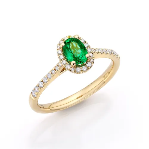 Imagen inclinada de anillo de esmeralda y diamantes pequeños realizada en oro amarillo por Jorge Juan Joyeros