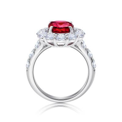 imagen vertical de Anillo realizado en oro blanco 18K con rubí burma de 4,21cts y 18 Brillantes: 2.48 ct F-VS