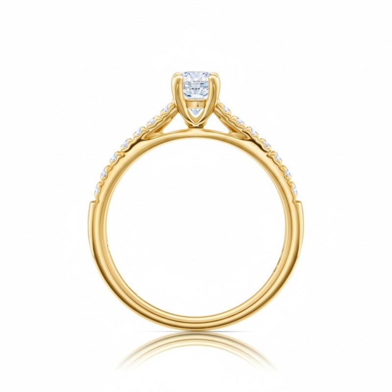 anillo de oro amarillo con diamantes y brillantes en el brazo