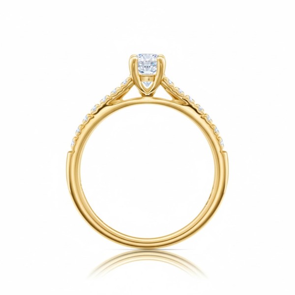 anillo de oro amarillo con diamantes y brillantes en el brazo