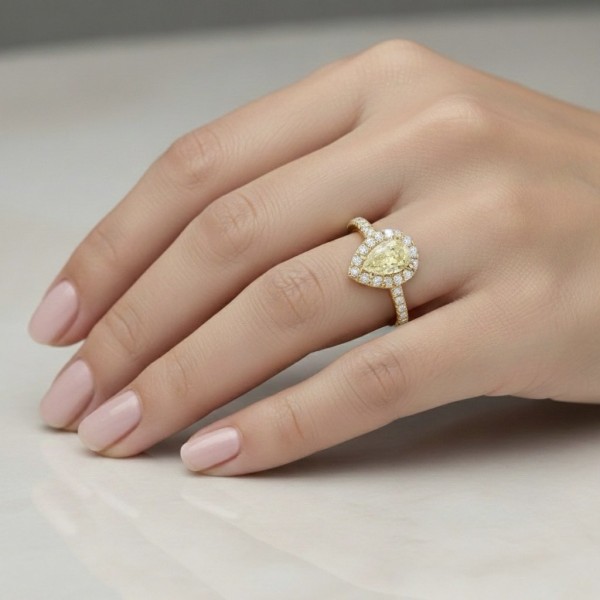 anillo de oro amarillo con diamante Fancy Yello Natural