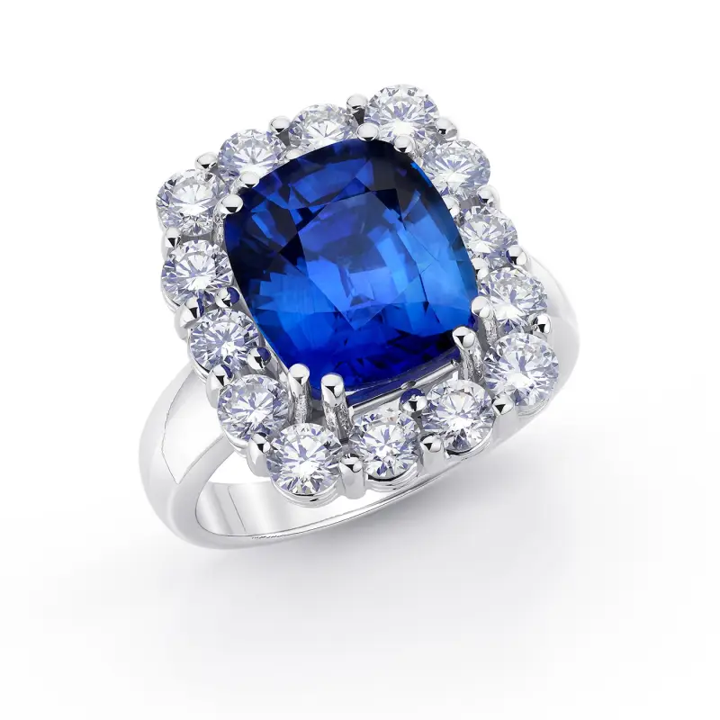 FOTO DE Sortija en oro de 18K con zafiro natural de 5.46 cts con orla de diamantes de 1.46 cts F VS