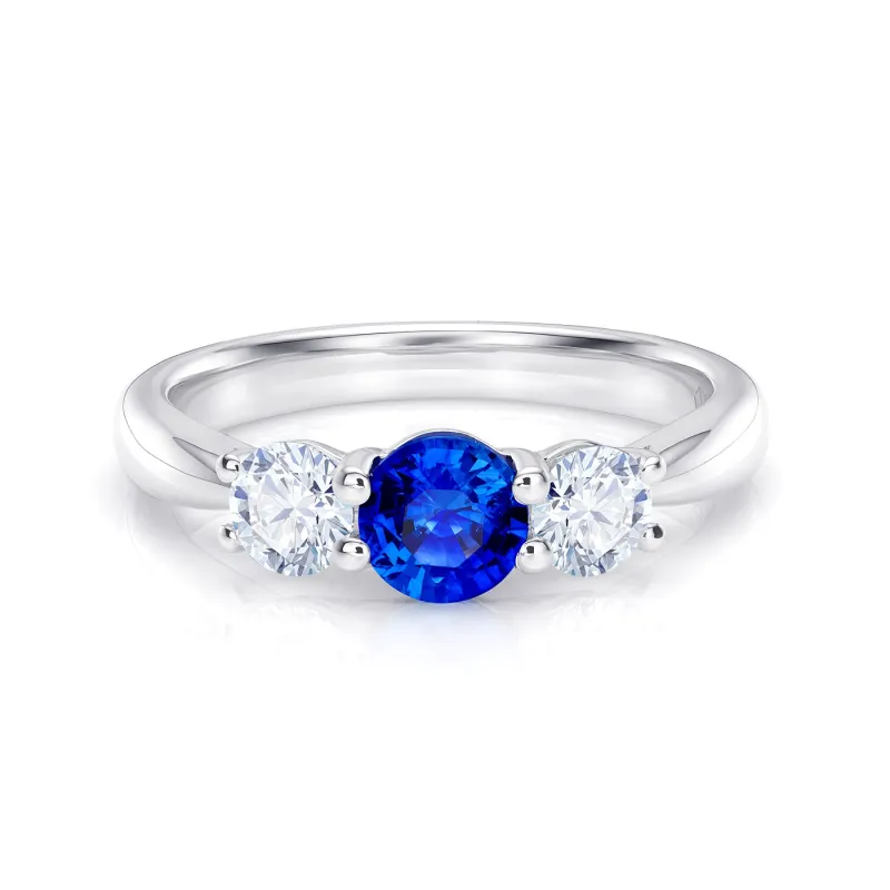 Anillo de oro blanco de 18K con zafiro redondo de 0.55 cts y dos diamantes de  0.48 cts. G VS