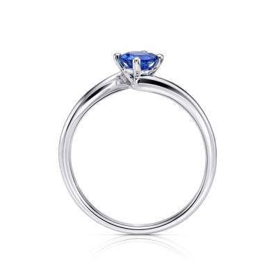 anillo zafiro azul en oro blanco