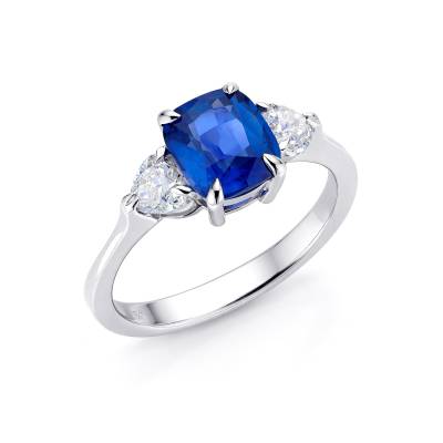 anillo zafiro azul con diamantes corazón