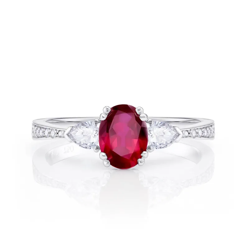 Anillo de oro blanco de 18K con Rubí oval de 0.94 cts y diamantes F VS1 0.31 cts en el brazo.
