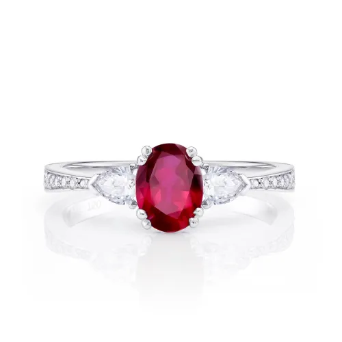 Anillo de oro blanco de 18K con Rubí oval de 0.94 cts y diamantes F VS1 0.31 cts en el brazo.