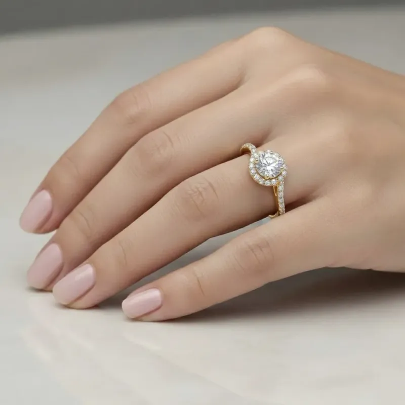 anillo oro amarillo mano