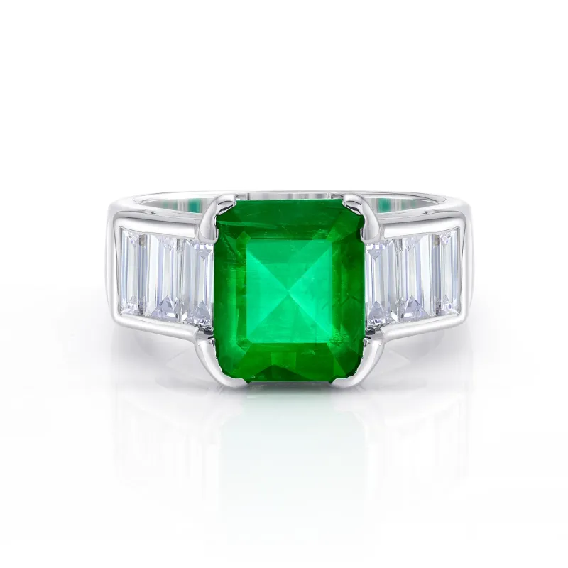 anillo con brillantes y esmeralda de color verde profundo