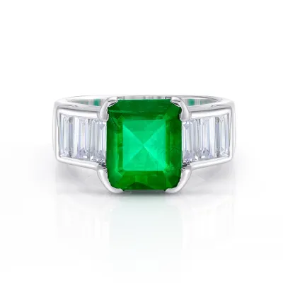 anillo con brillantes y esmeralda de color verde profundo