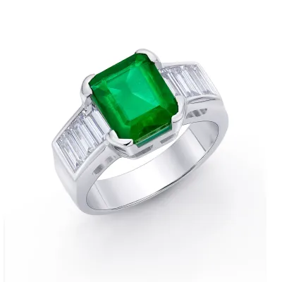 anillo esmeralda y baguettes