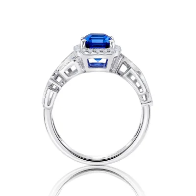 anillo especial con zafiro y diamantes