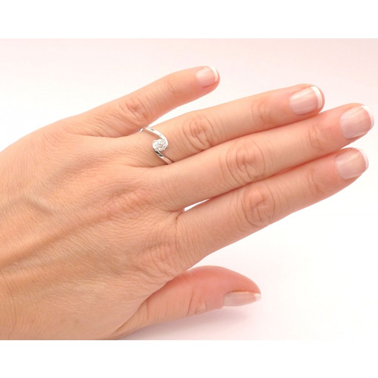 Solitario  diamante moderno, discreto y femenino para la pedida de mano "Umi"
