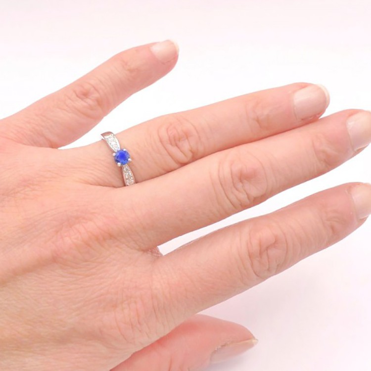 Anillo con Diamantes y zafiro oval de color azul "HIGASHI" - SK 4 ZAF