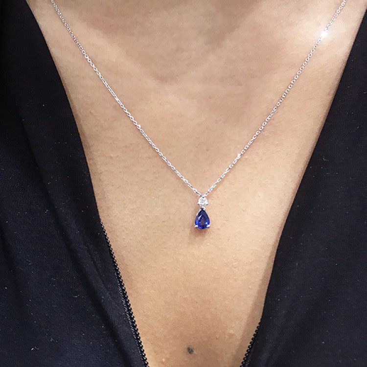 Colgante oro blanco 18K y diamante con perilla de zafiro