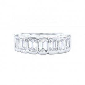 alianza de diamantes talla esmeralda